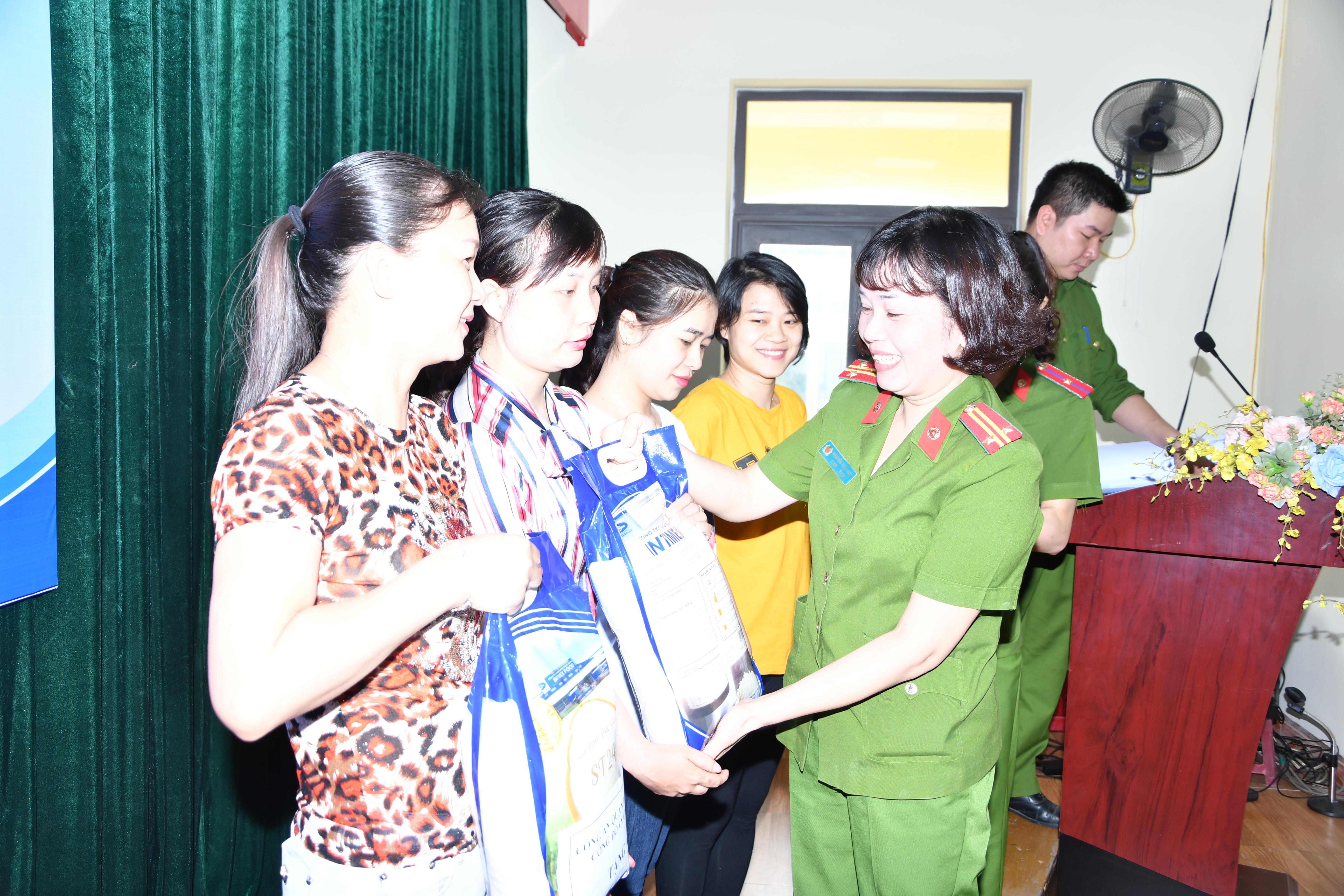 Công đoàn cơ sở Công an quận Lê Chân: Tuyên truyền kỹ năng PCCC và cứu hộ cứu nạn, trao 21 suất quà cho cán bộ, đoàn viên có thu nhập thấp